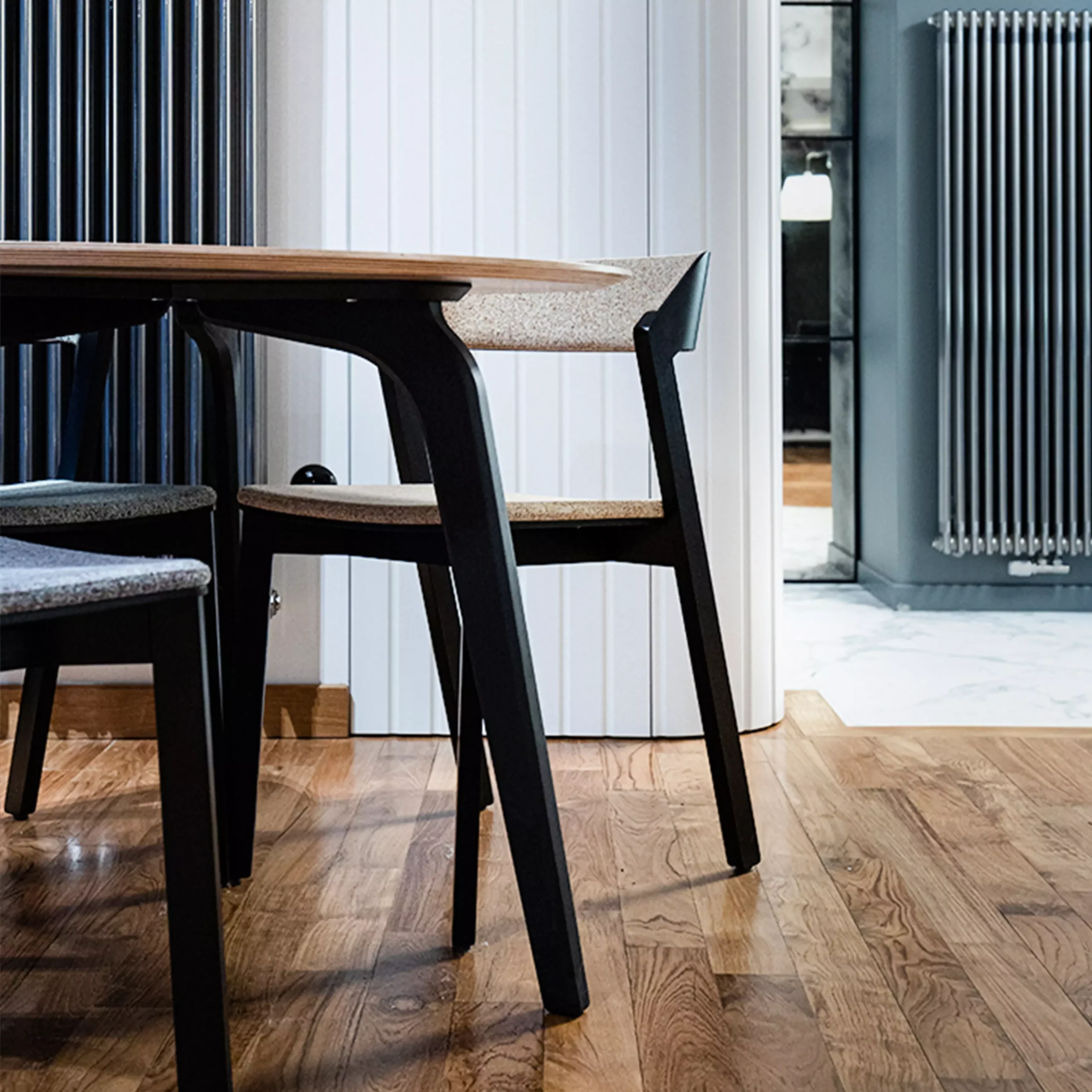 Round 100 Table in the finish: table top lacquered matt oak, base & legs lacquered matt black